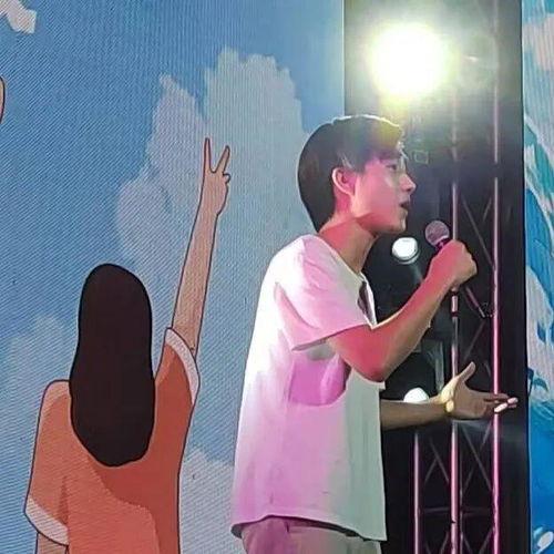 唱歌时的照片,瞬间定格的动人瞬间